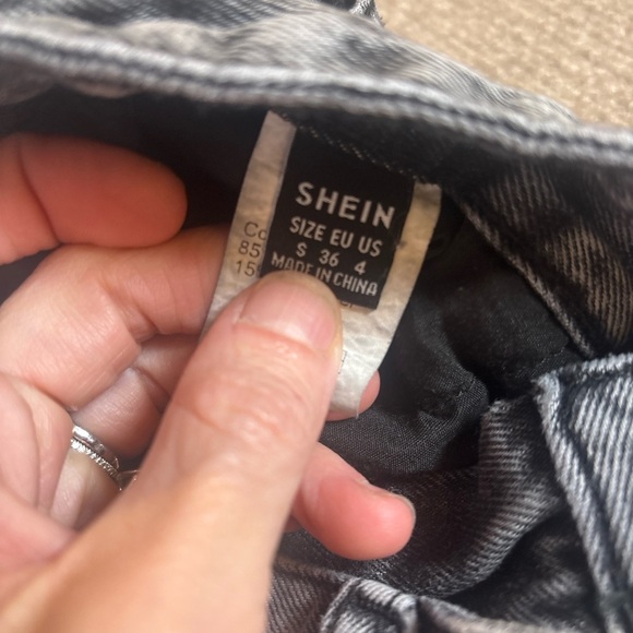 Shein Gray Distressed Mom Jeans
Size: Small / US 4 (Waist: 25”, Inseam: 25.5”) - Picture 2 of 3